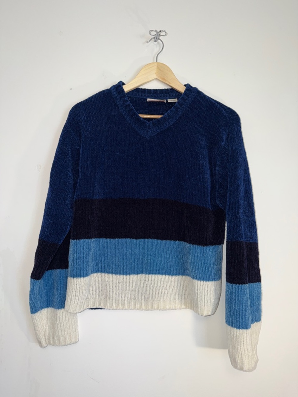 Striped V-Neck Chenille Sweater in Blue and White 🌎